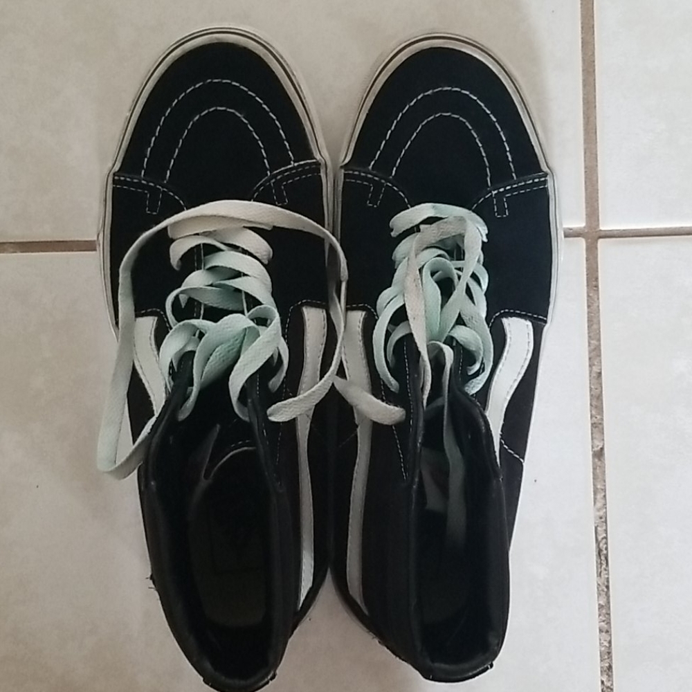 Van's size 8.5 Men's 10 Women's back and white